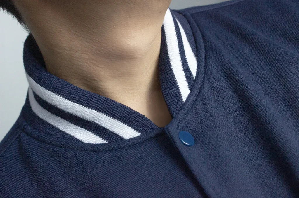 detail kerah jaket varsity sayakaya