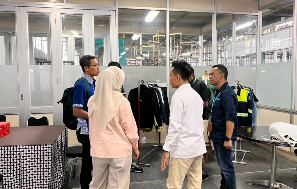 kunjungan PT Softex Indonesia ke pabrik vendor seragam kantor Boogie Apparel